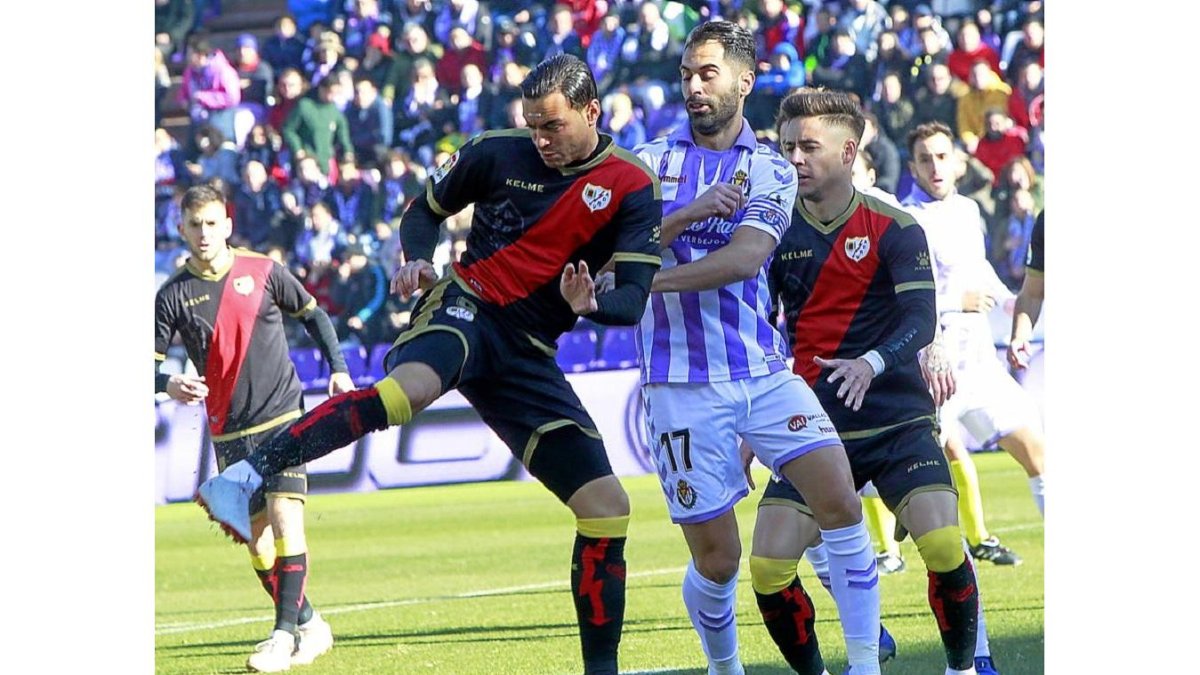 Moyano, rodeado por jugadores del Rayo Vallecano.-J.M.L.
