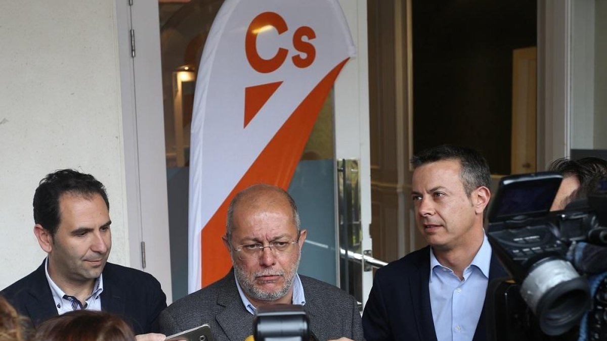 El candidato de Ciudadanos a la presidencia de la Junta, Francisco Igea(C), junto al cabeza de lista a las Cortes, Juan Pablo Izquierdo (D); y al cabeza de lista a las municipales,Mario Simón (I)-ICAL
