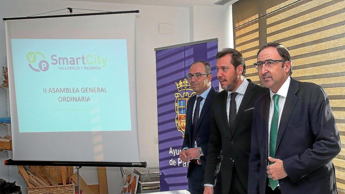 Víctor Alonso, Óscar Puente y Alfonso Polanco en la II Asamblea General Ordinaria de la Asociación Smart City.-ICAL