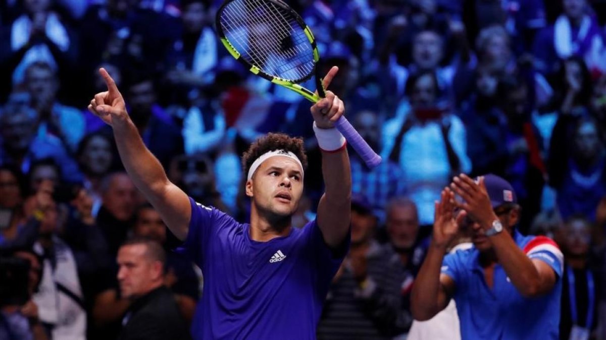Tsonga celebra con el público francés el triunfo sobre Darcis.-REUTERS / YVES HERMAN
