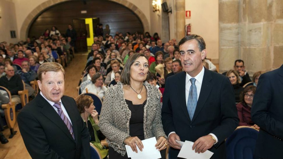 La consejera de Familia e Igualdad de Oportunidades, Milagros Marcos, asiste al 50º Aniversario de Asamis en compañia de su presidente Jesús Aguarón (I) y del presidente de la Diputación de Soria, Antonio Pardo-Ical