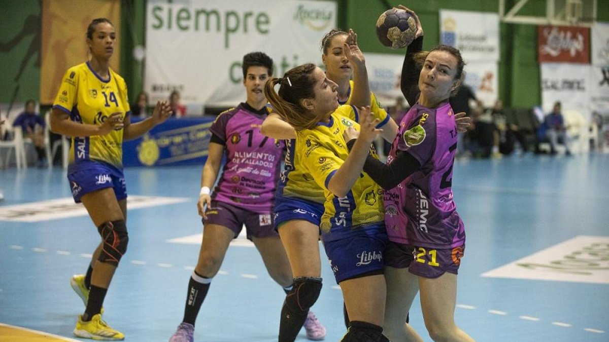 La central del Aula, Teresa Álvarez, choca ante la defensa 6-0 del Rocasa.-HANA ANDREU / PHOTO DEPORTE