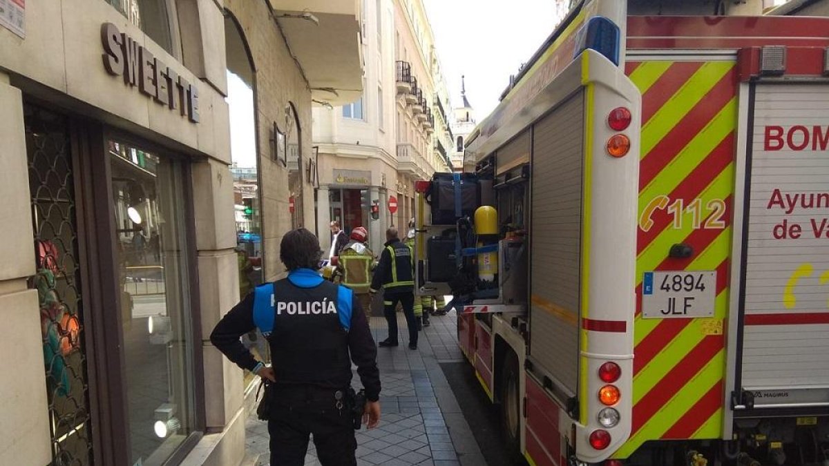 Intervención de los Bomberos y la Policía Local.-TWITTER