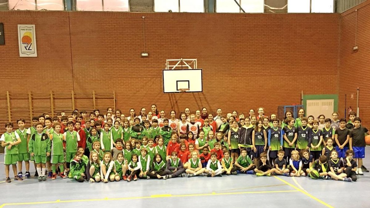La gran familia del CD La Victoria  Baloncesto posa durante una concentración celebrada la pasada Navidad.-EL MUNDO