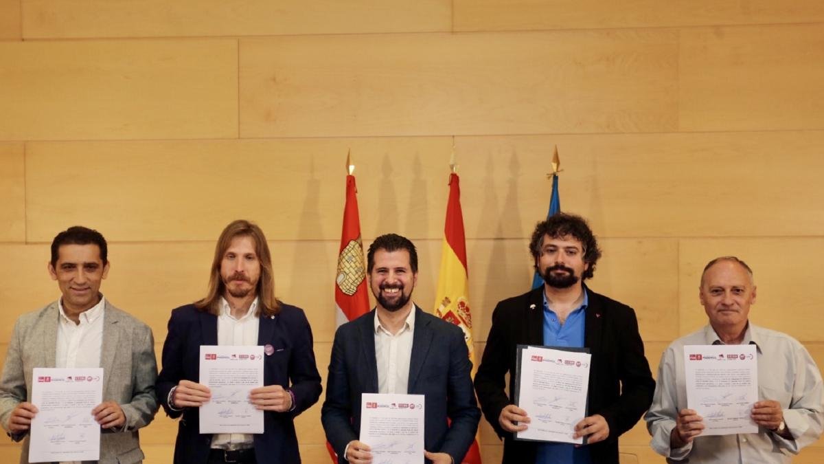 Vicente Andrés, Pablo Fernández, Luis Tudanca, José Sarrión y Faustino Temprano, posan con el pacto fiscal.-ICAL