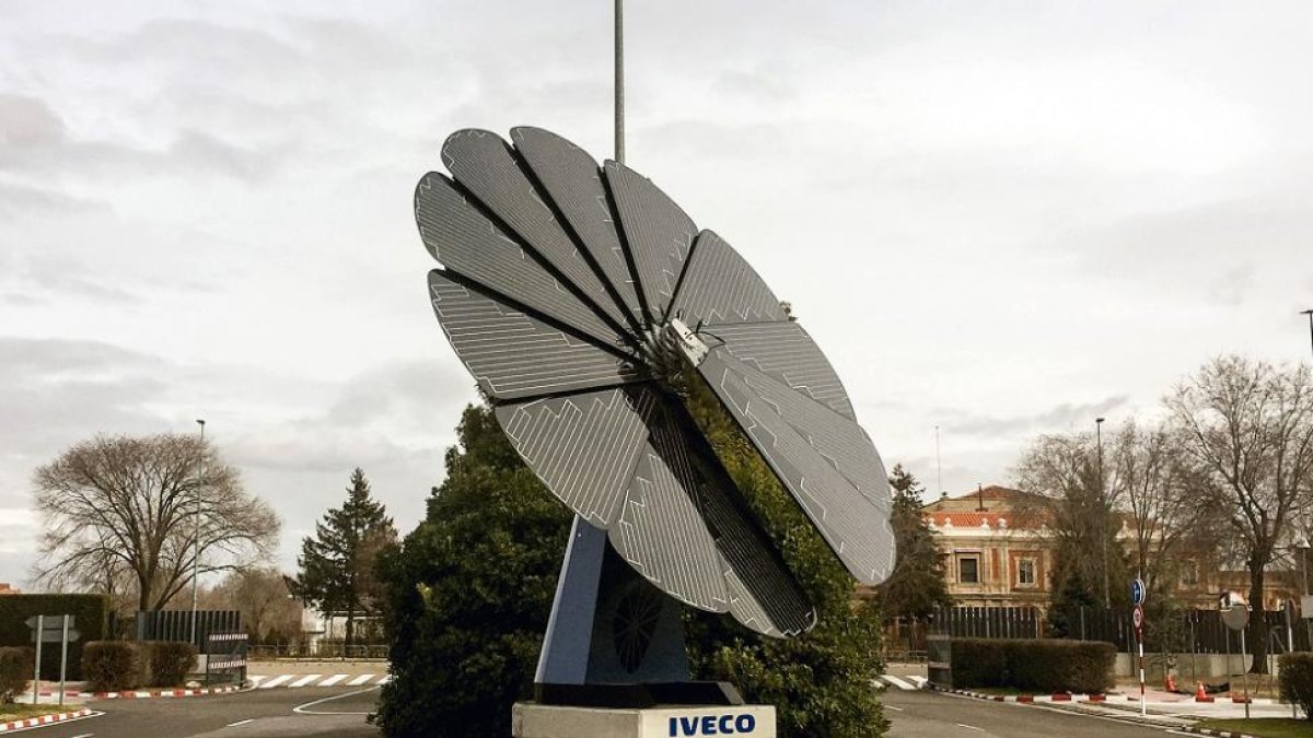 La planta de Iveco en Valladolid estrena la primera 'Smart Flower' fotovoltaica en la industria de Castillla y León-ICAL