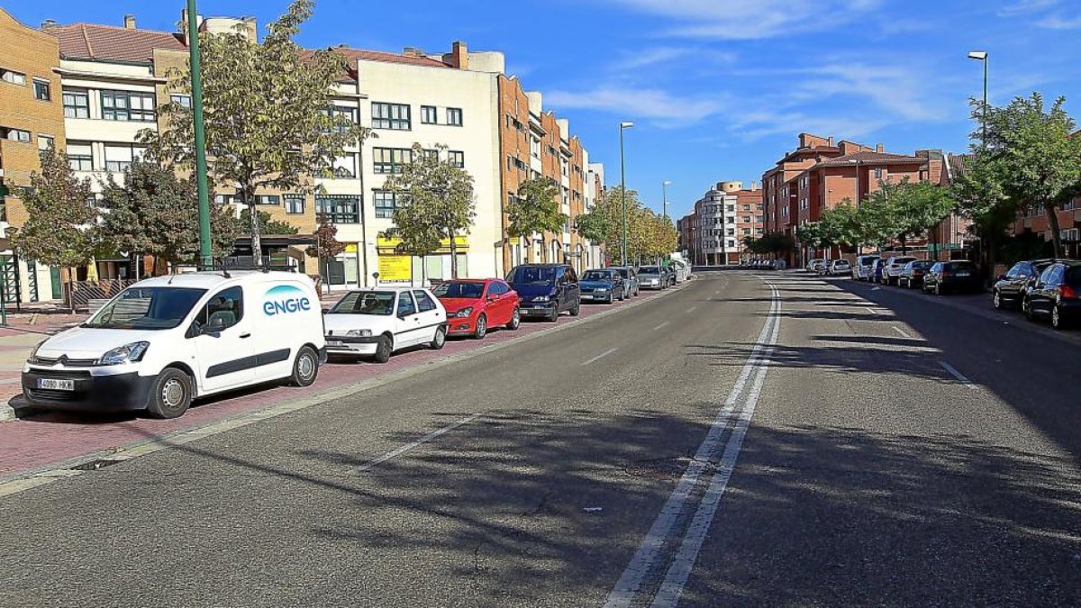 Calle Vinos de Rueda, en Parque Alameda, lugar elegido para el mercadillo de los viernes.-J.M.LOSTAU