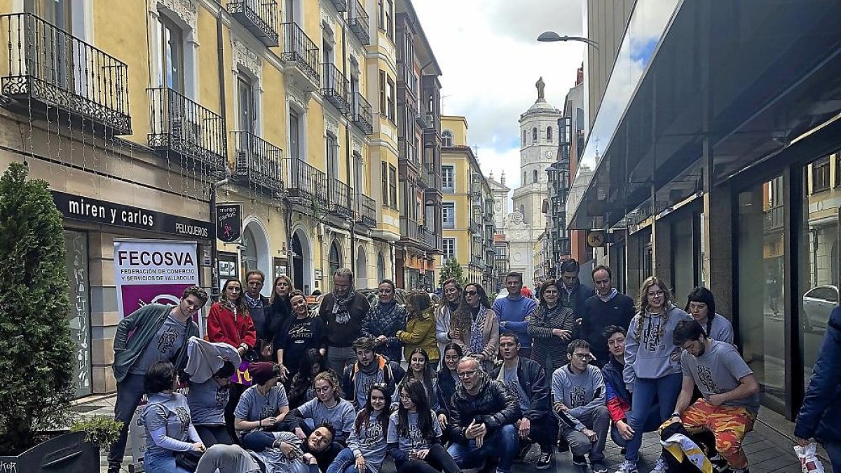 Los estudiantes de la Escuela Superior de Diseño durante la jornada de Lettering en la calle Regalado.-FECOSVA