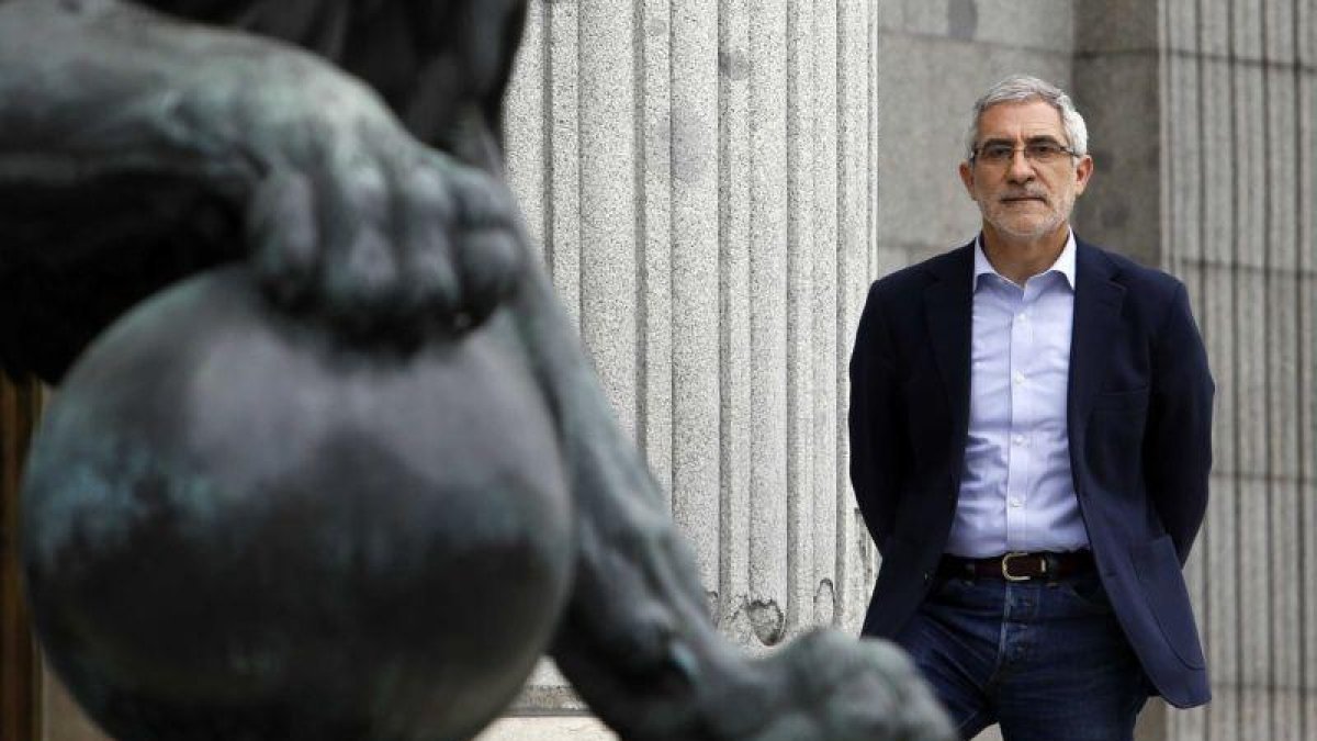 Gaspar Llamazares en la puerta de los Leones del Congreso.-EL PERIÓDICO/ ARCHIVO