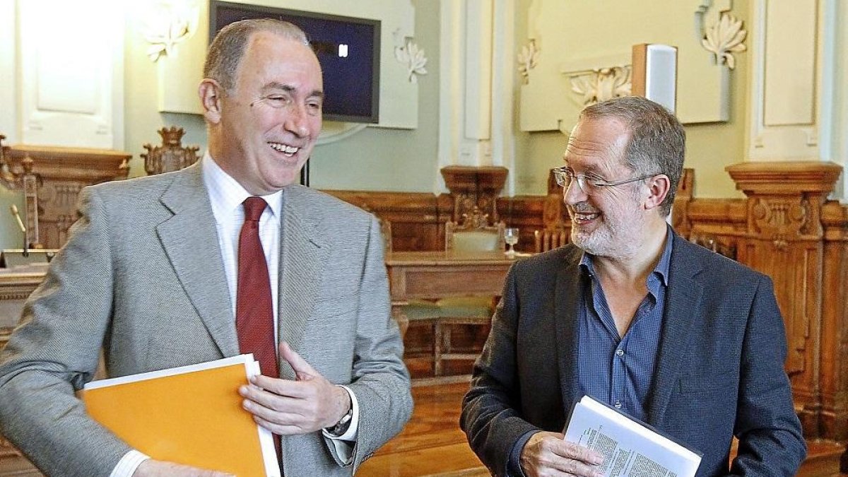 Los concejales Antonio Gato y Manuel Saravia en el salón de plenos del Ayuntamiento.-J.M. LOSTAU