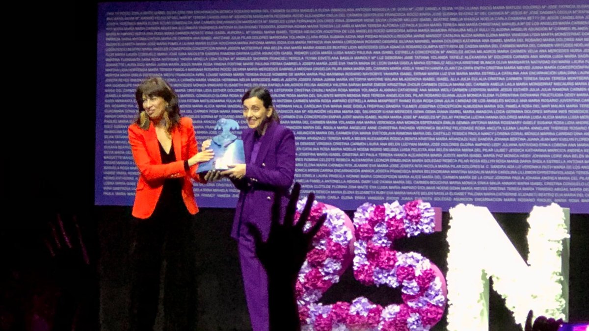 La ministra de Igualdad, Ana Redondo, entrega el premio a Evenka Fernández. X: @PatriCillero
