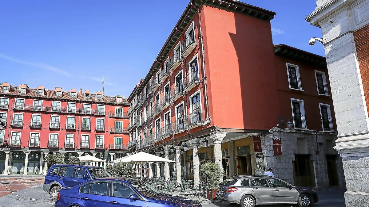 Tres turismos salen del aparcamiento subterráneo de la plaza Mayor en dirección a la calle Jesús.-MIGUEL ÁNGEL SANTOS (PHOTOGENIC)