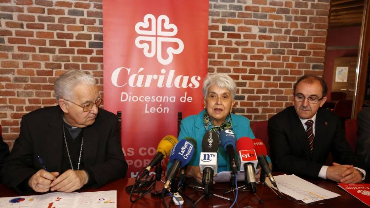 La directora de Cáritas Diocesana, Beatríz Gallego, el secretario de la organización, Ismael García y el obispo de León, Julián López, presentan la memoria anual de actividad de la institución-ICAL