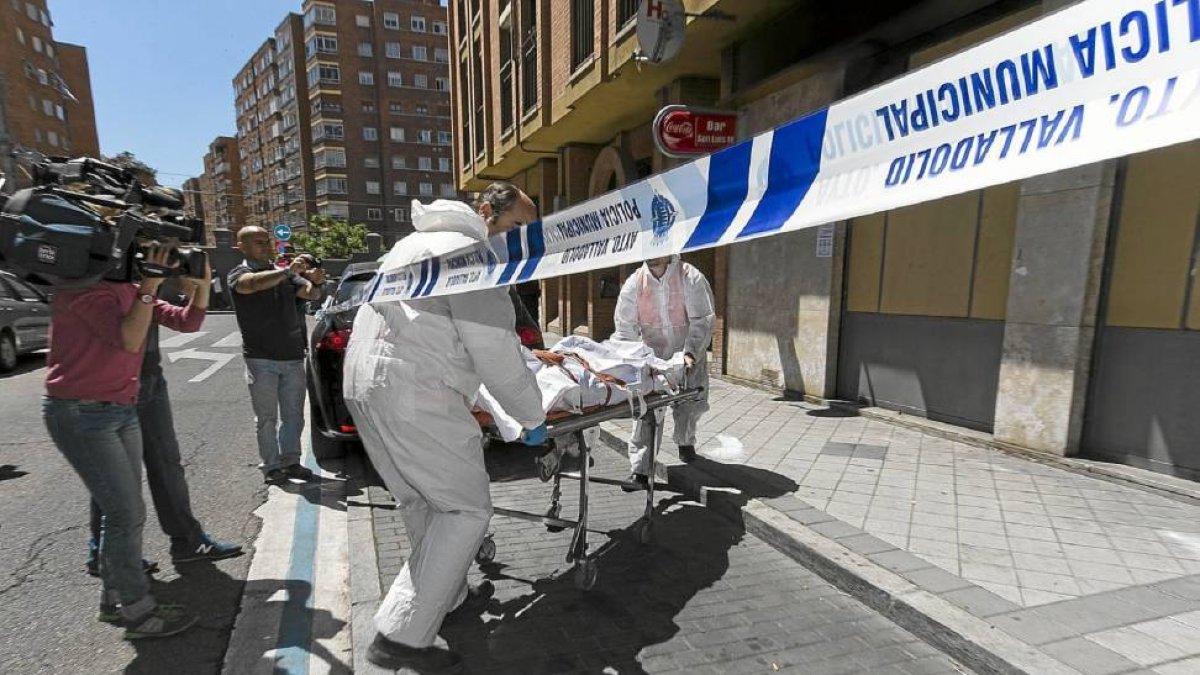 Momento, el 30 de junio de 2014, en el que se trasladan los restos mortales de Daniel González Repiso-El Mundo
