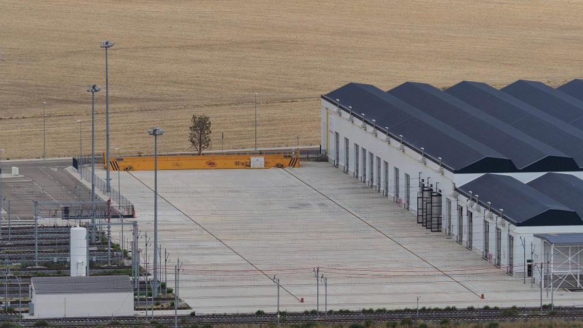 Imagen del ramal de acceso a los talleres de Renfe en San Isidro pendiente del informe de Fomento.-PABLO REQUEJO