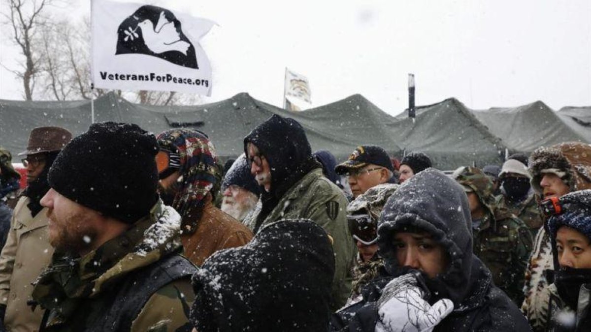 Un grupo de veteranos de guerra, concentrados en el campamento de Oceti Sakowin en plena nevada, cerca de Cannon Ball (Dakota del Norte), este lunes.-REUTERS / LUCAS JACKSON