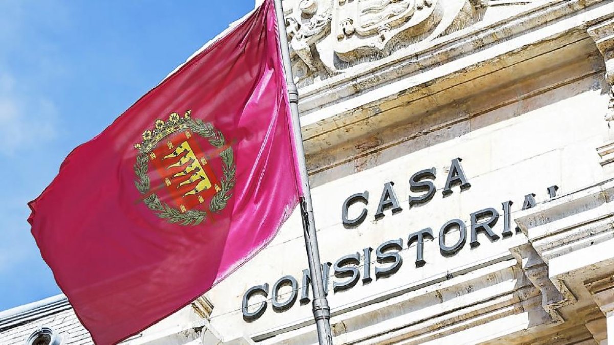 Bandera de Valladolid en el Ayuntamiento de la ciudad.-J.M. LOSTAU