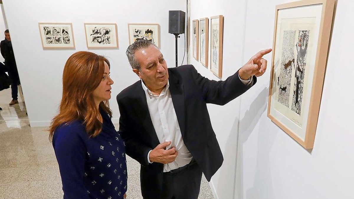 El pintor y poeta, Adolfo Alonso Ares, junto con la presidenta de las Cortes de Castilla y León, Silvia Clemente..-J. M. LOSTAU