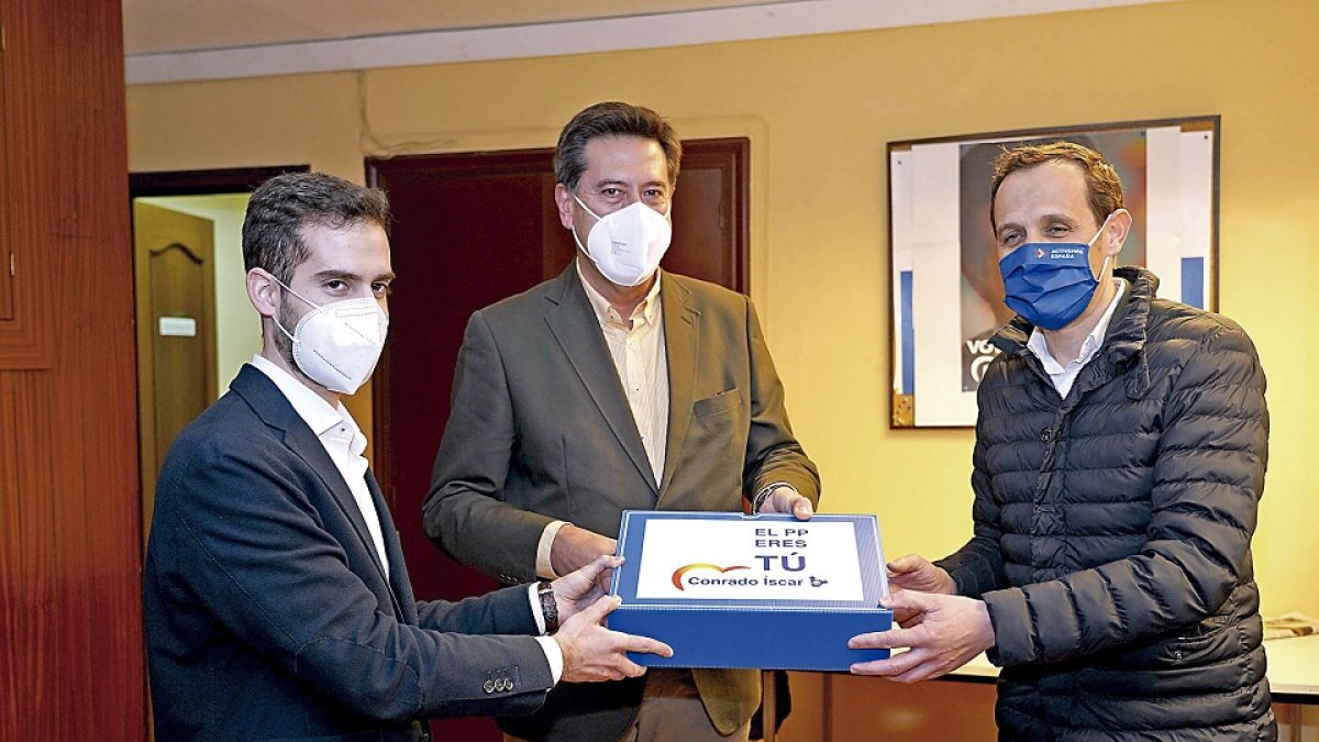 Rodrigo Nieto, Alberto Vinuesa y Conrado Íscar en la presentación de avales en la sede de Alcalleres, hoy. / ICAL