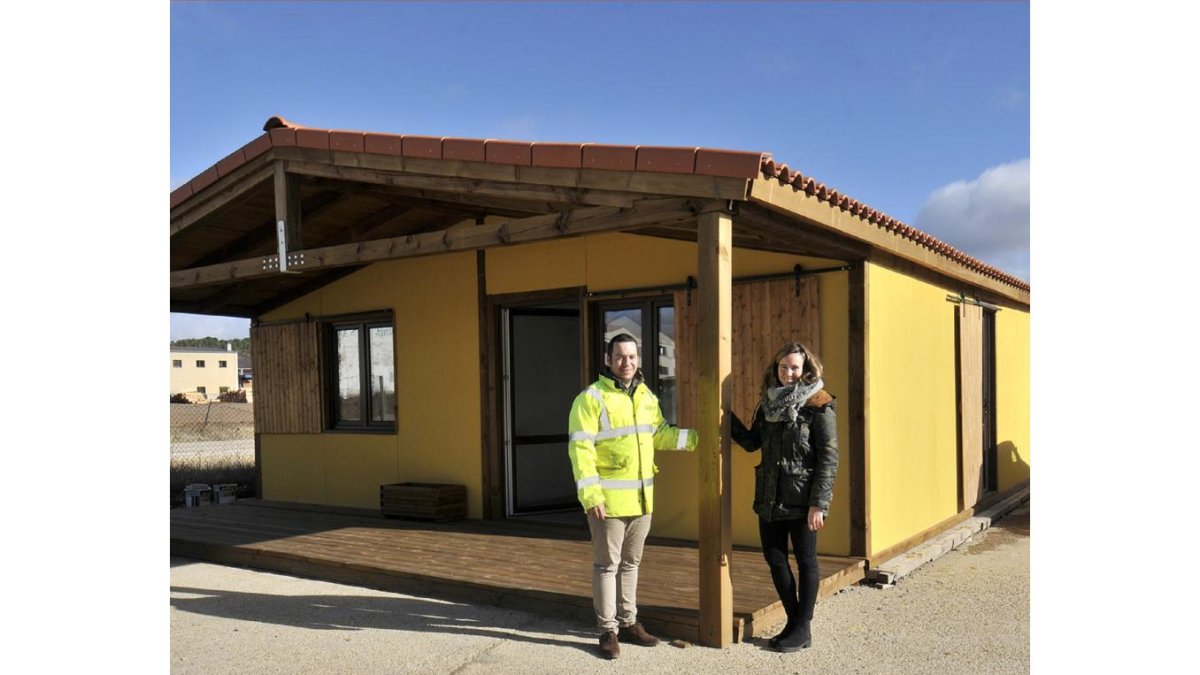 Javier Yagüe y Alejandra Gómez, ante una de las casas construidas con sus paneles de ensamblaje.-VALENTÍN GUISANDE
