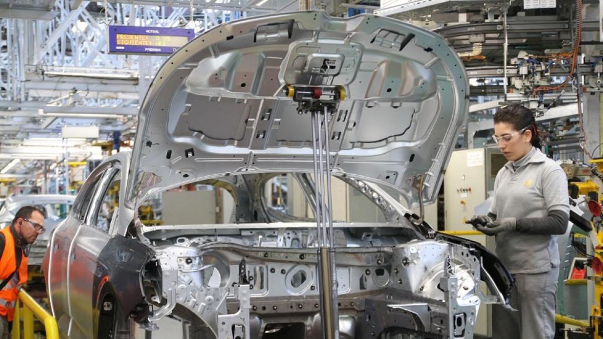 Una trabajadora de Renault trabaja en la factoría de Palencia.-ICAL