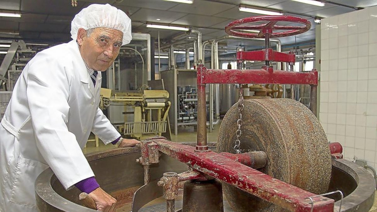 Teodoro Rodríguez López, gerente de la empresa, junto a una máquina de afinar.-M.D.