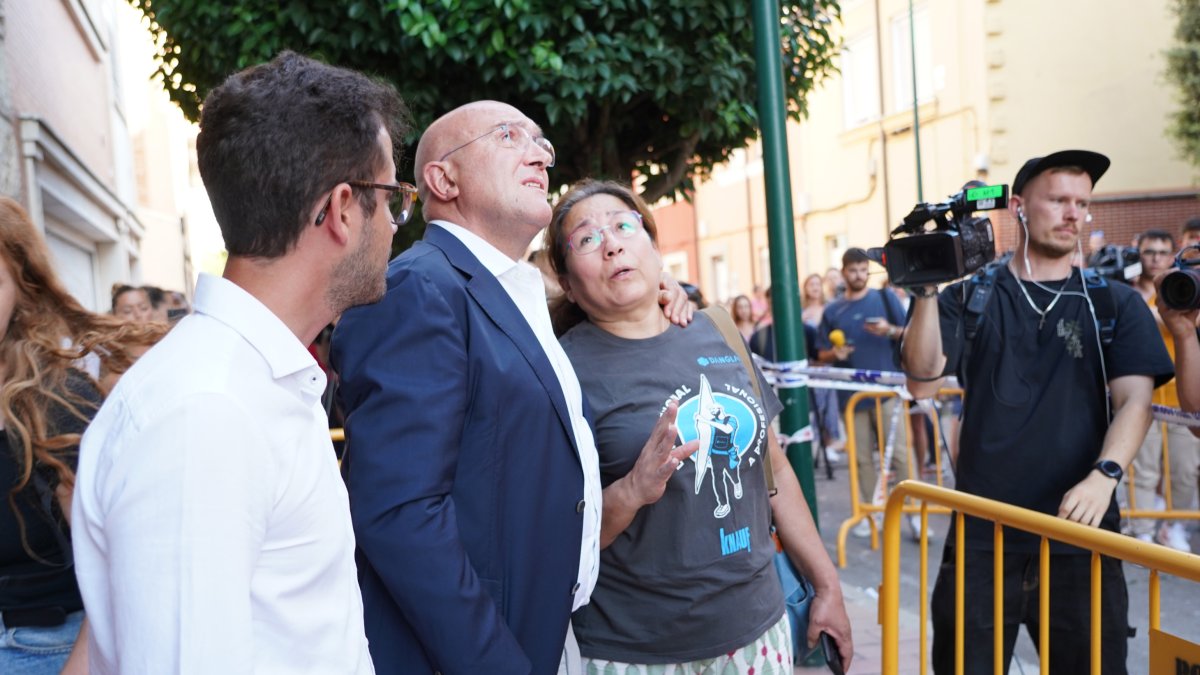 El alcalde de Valladolid, Jesús Julio Carnero, visitó en la tarde de este miércoles el edificio de la explosión de la calle Goya, donde ha estado hablando con los afectados para conocer la situación de los familiares, así como con el personal de bomberos. El regidor ha expresado a los afectados su máximo respaldo: 