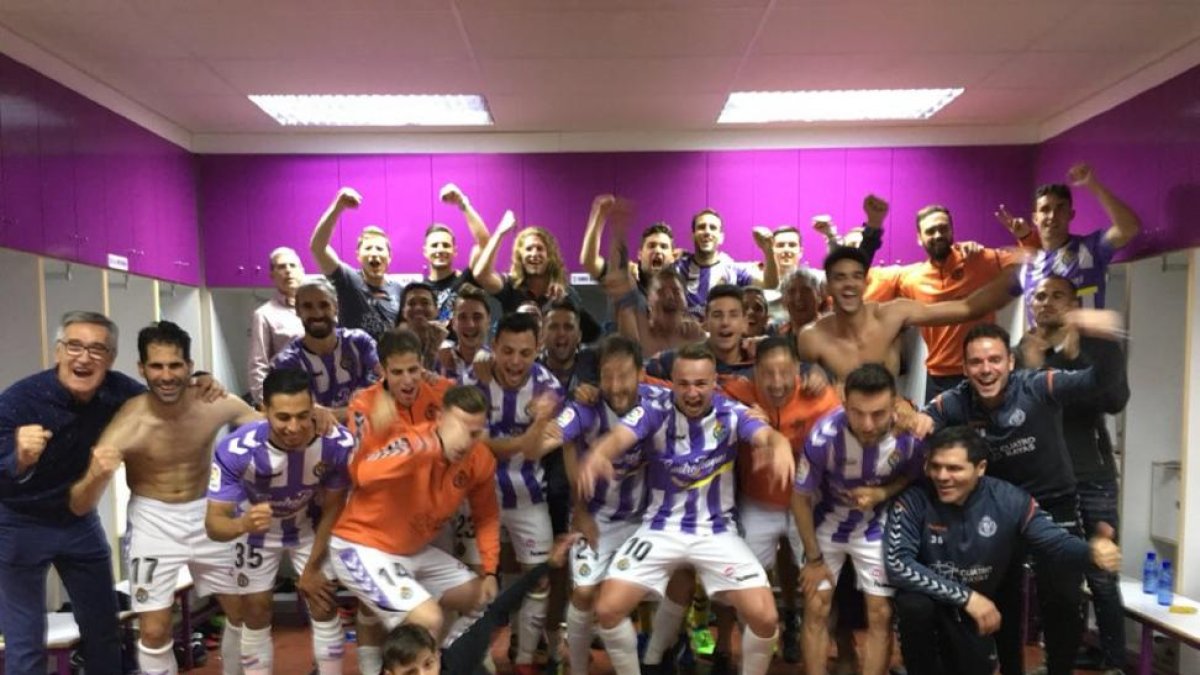 ‘Selfie’ efectuado por la plantilla del Real Valladolid tras una de sus últimas victorias de la temporada.-E.M.