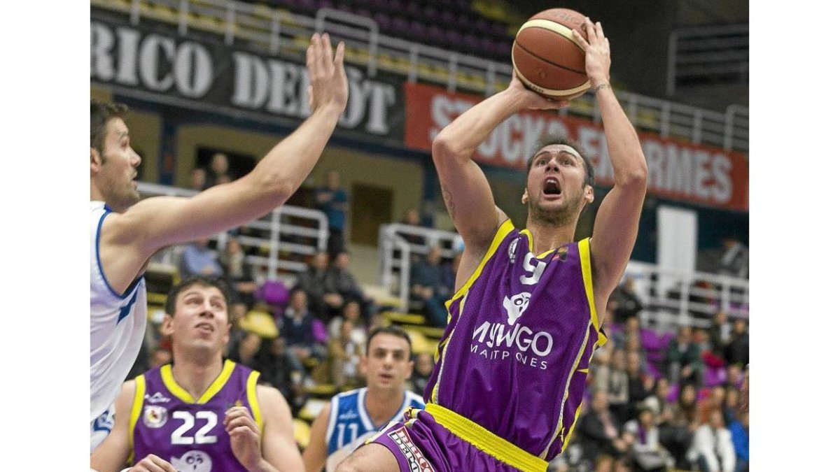 Sergi Pino arma el brazo para lanzar ante el punteo de Coego-Pablo Requejo