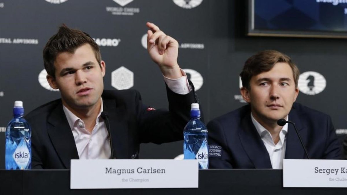 Magnus Carlsen (izquierda) y Serguéi Karjakin, durante la presentación del encuentro en Nueva York.-EDUARDO MUÑOZ ALVAREZ / AFP
