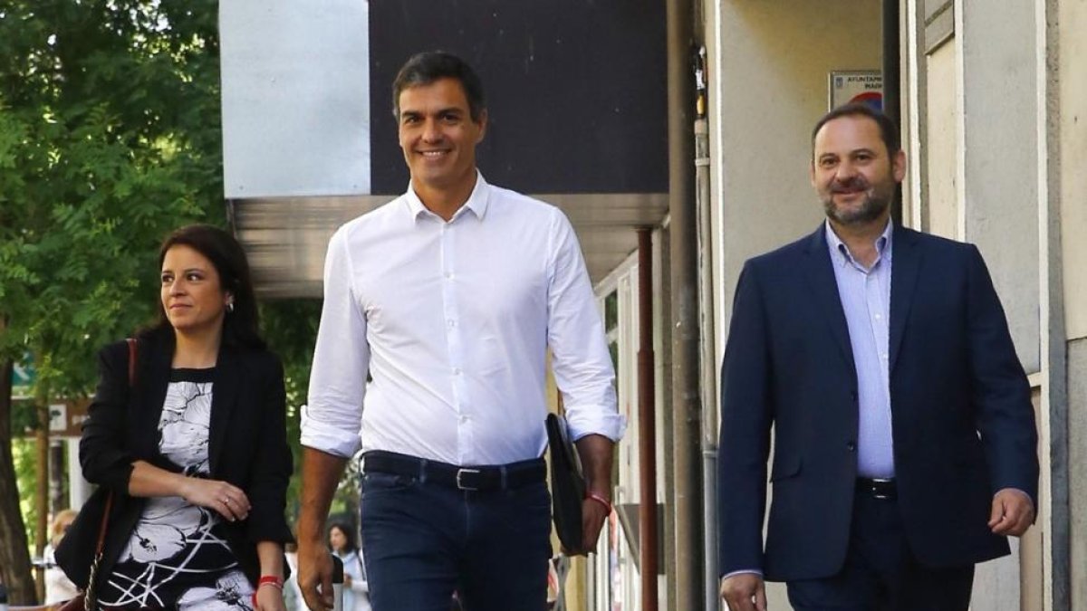 Carles Puigdemont y Neus Munté, en el palau de la Generalitat.-JULIO CARBÓ