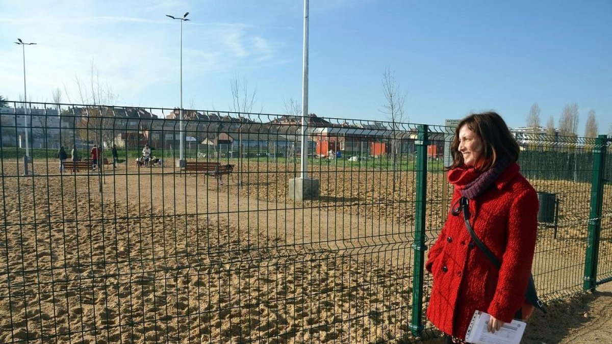 La concejala de Medio Ambiente del Ayuntamiento de Valladolid, María Sánchez, asiste a la apertura de dos nuevos parques caninos en La Victoria y Los Santos Pilarica.-ICAL