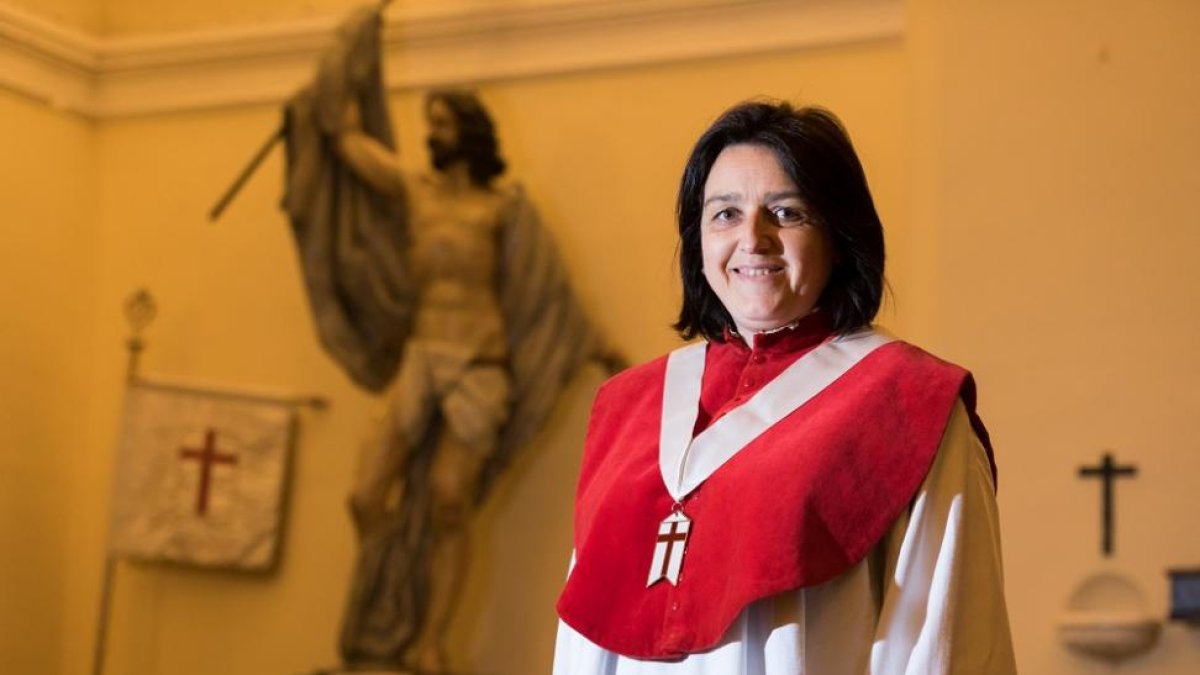 Nuria Rovira con su imagen titular, ‘Nuestro Padre Jesús Resucitado’.-P. REQUEJO