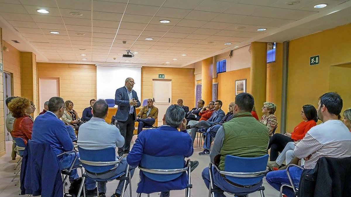 Franciso Igea, reunido ayer con simpatizantes en Segovia durante el primer día de campaña de las primarias.-ICAL