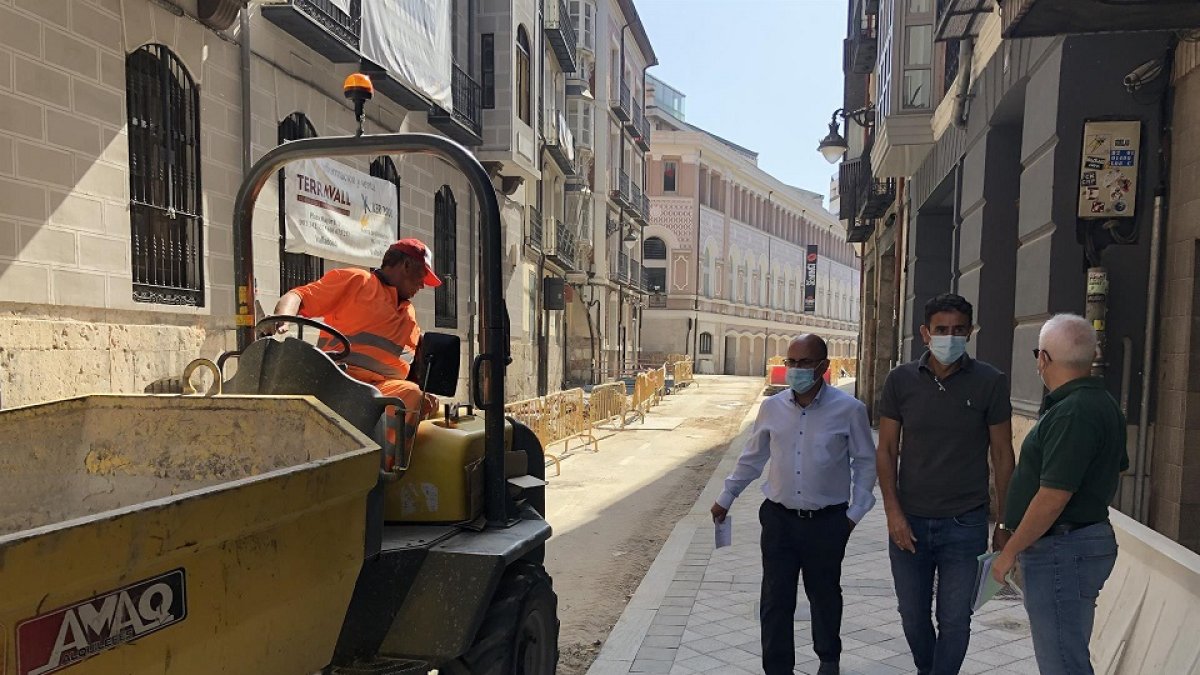 Vélez visita las obras en Leopoldo Cano. - EUROPA PRESS