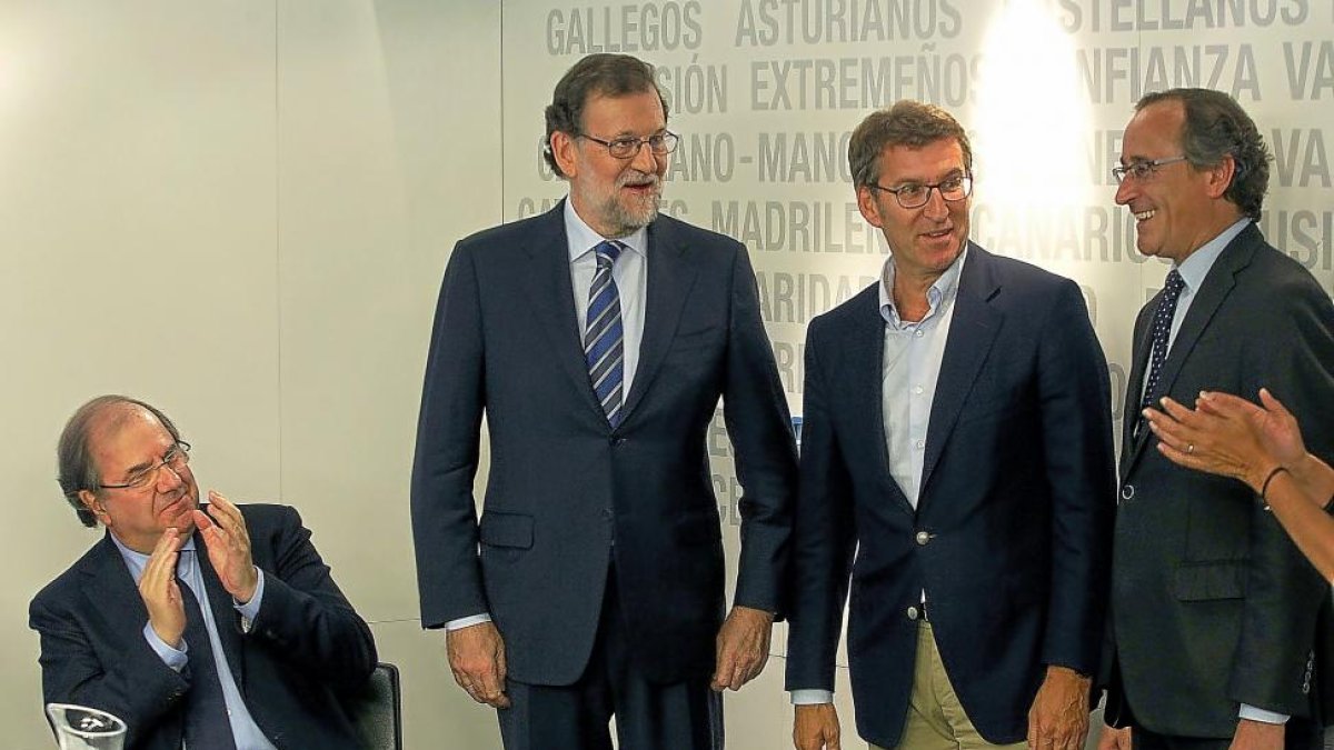 Herrera aplaude al candidato gallego Alberto Nuñez Feijó y al vasco Alfonso Alonso, en presencia de Mariano Rajoy, ayer en Madrid.-ICAL