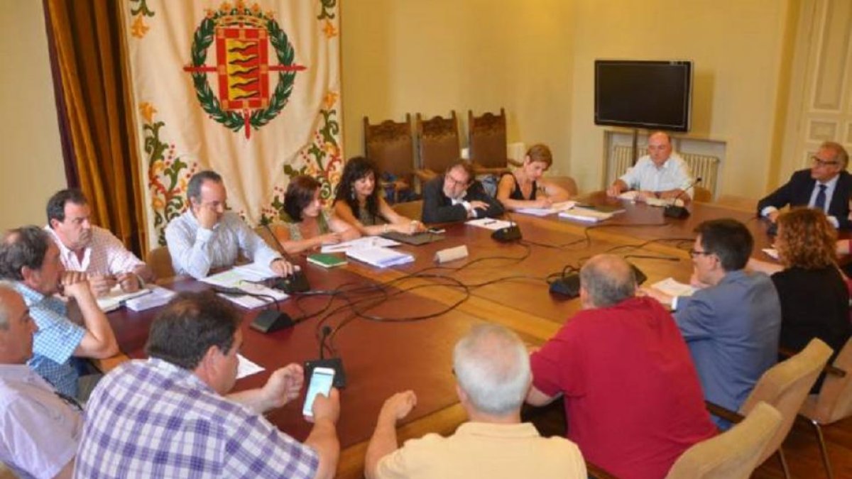 Un momento de la reunión del Consejo de Administración de Aquavall.-E.M.