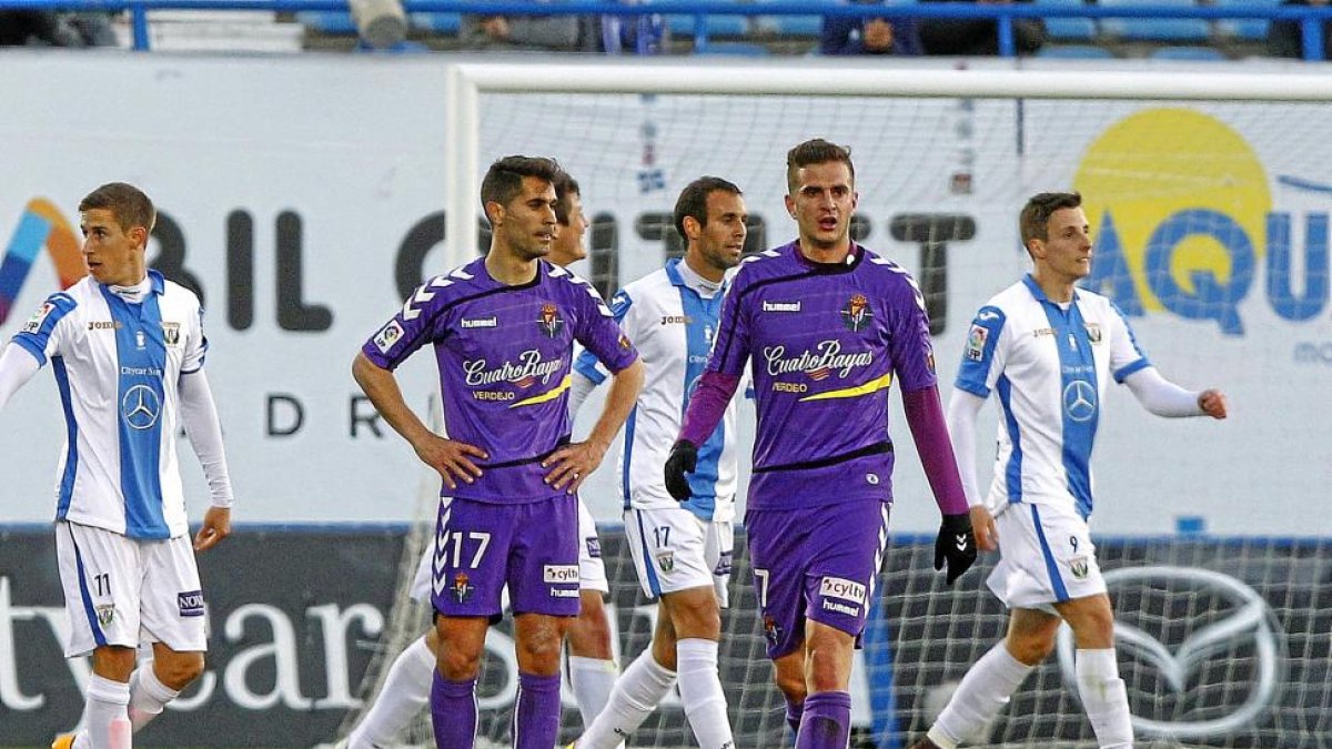 Moyano y Juan Villar, con la mirada perdida, ayer, tras un gol del Leganés.-ARABA PRESS