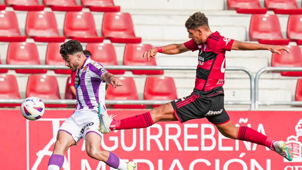 Luis Pérez pone un centro en el duelo ante el Mirandés. / REAL VALLADOLID