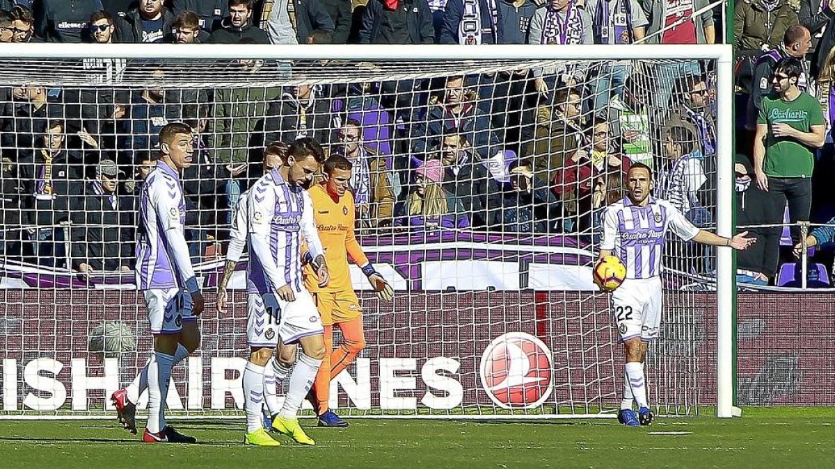 Los jugadores del Valladolid, cabizbajos tras el temprano gol del Rayo mientras Nacho, con el balón, pide explicaciones a los compañeros.-J. M. LOSTAU