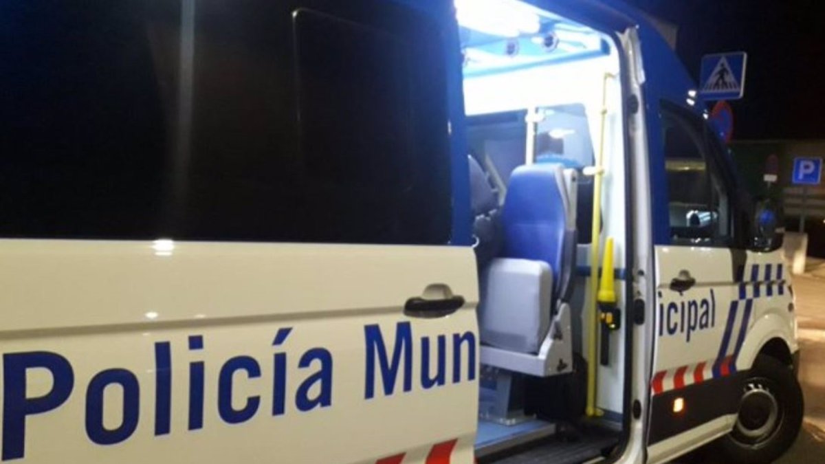 Una furgoneta de atestados de la Policía Municipal de Valladolid. - EUROPA PRESS
