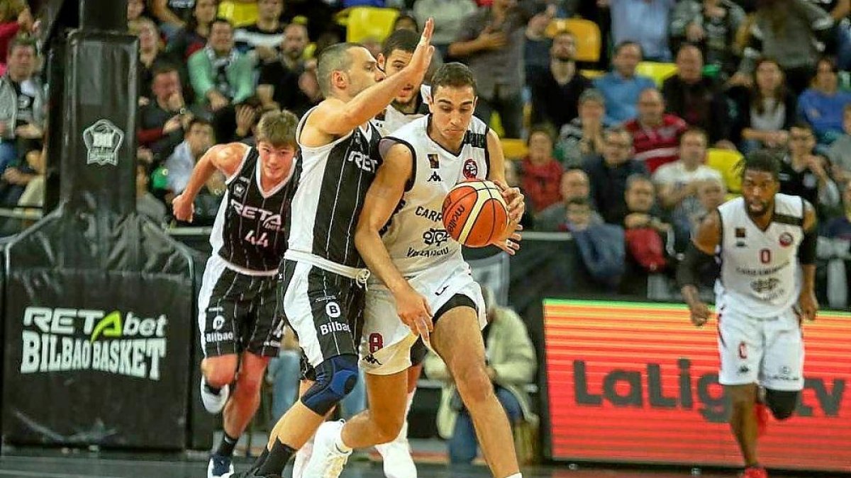 Reyes sale al contraataque defendido por Javi Salgado.-PHOTO-DEPORTE