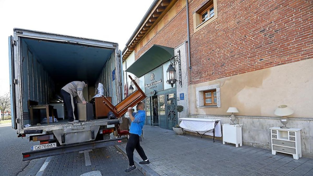 Dos operarios cargan muebles del Marqués de la Ensenada en un camión.-J. M. LOSTAU