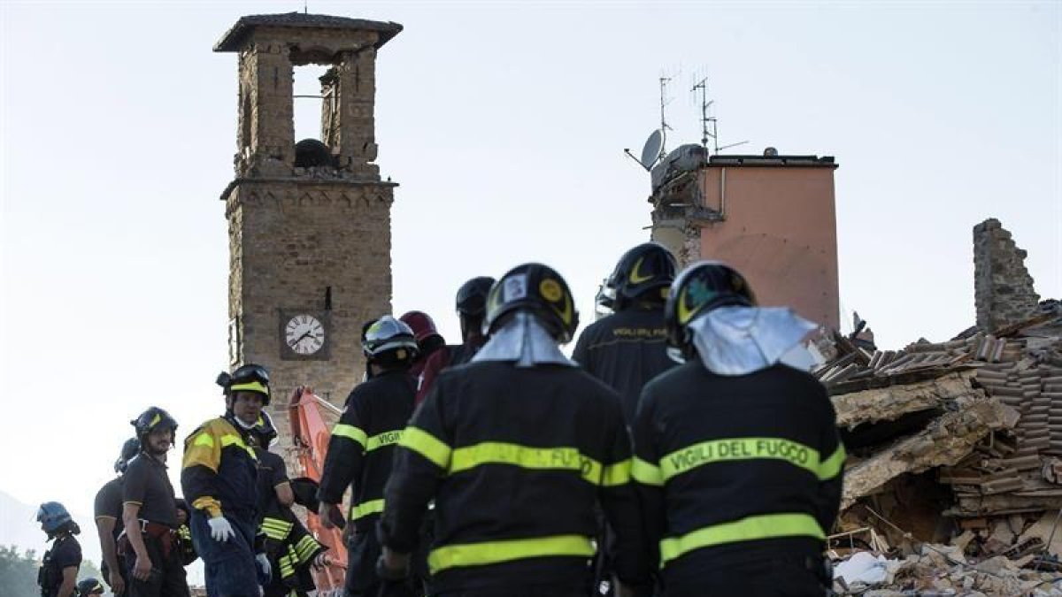 Agentes de rescate buscan entre los escombros del terremoto en la localidad de Amatrice.-EFE