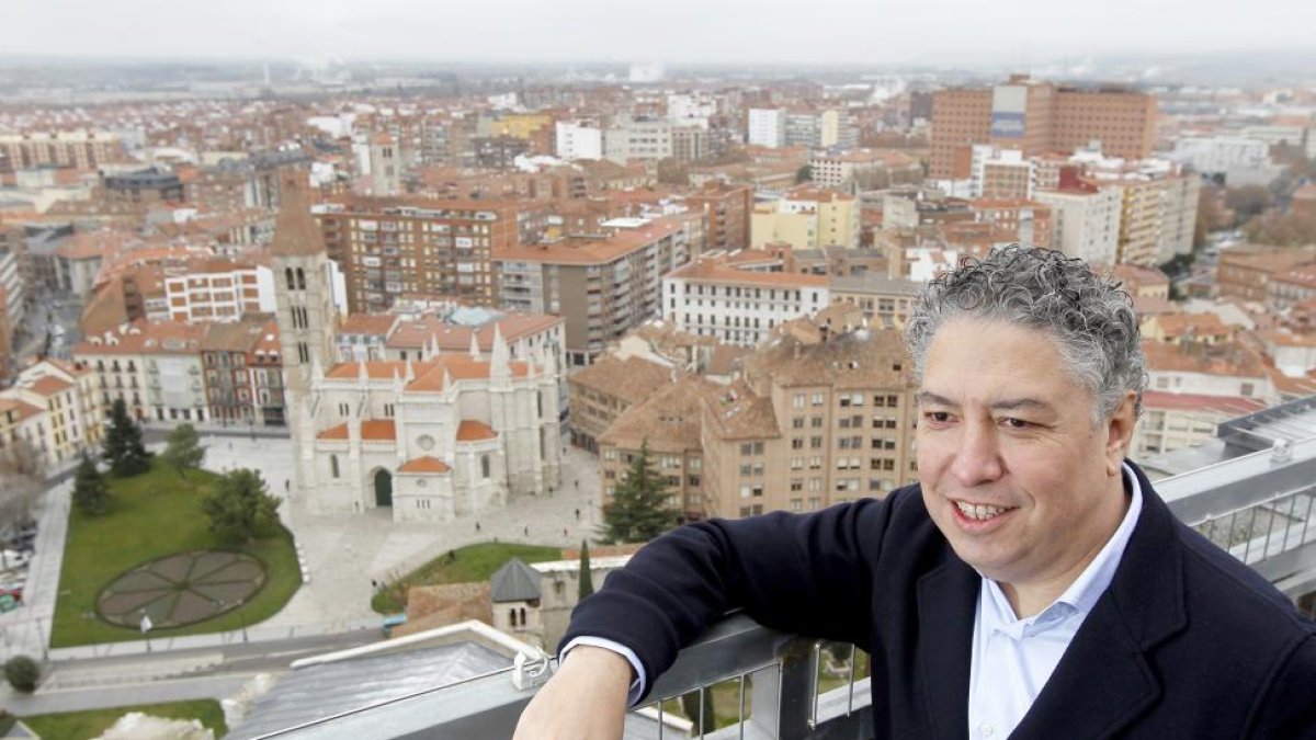 «LA GRAN CATEDRAL INCONCLUSA». Se sube a lo más alto de la Catedral, porque es «la gran atalaya de Valladolid. La gran Catedral inconclusa, que te recuerda que los proyectos en política tienen que ser ambiciosos, pero también estar sujetos a criterios de -Lostau