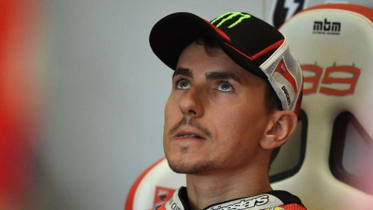 Jorge Lorenzo (Ducati), en su box en Silverstone (Inglaterra).-AFP / OLI SCARFF