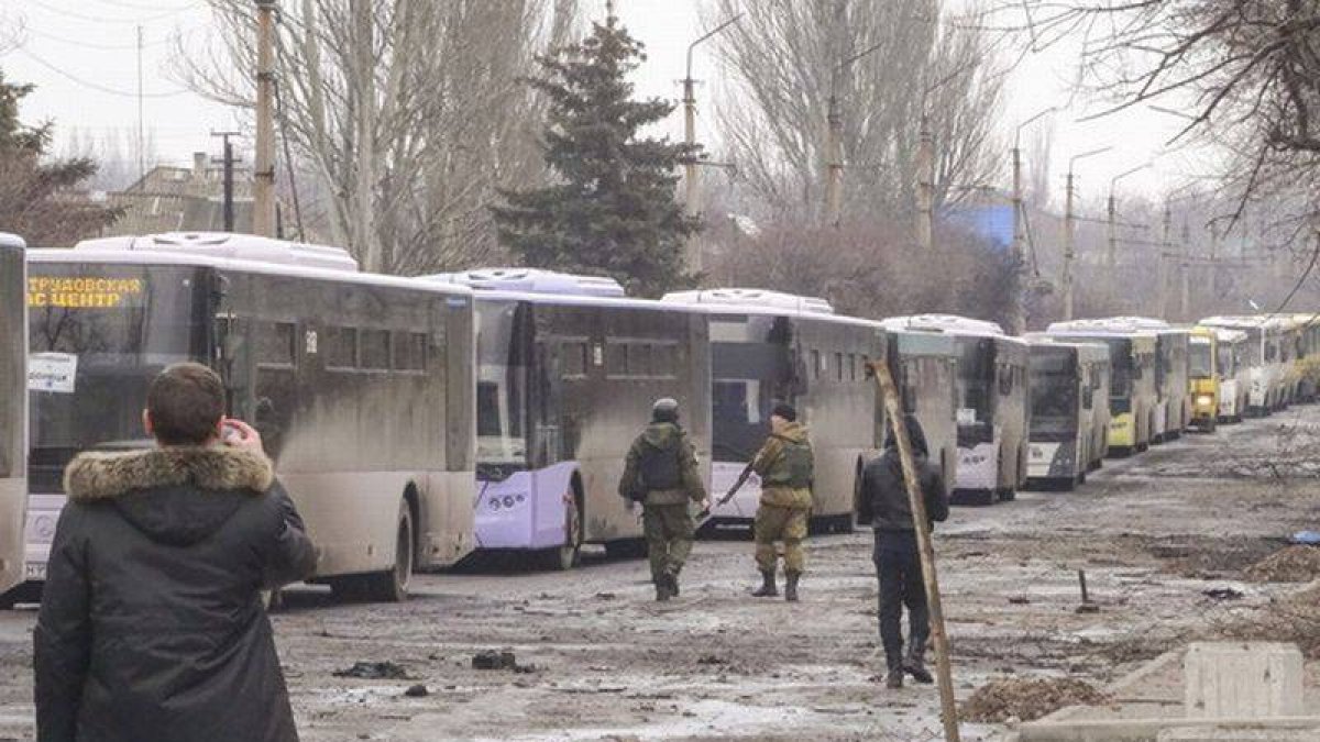 Autocares, con refugiados, en la región de Donetsk.-Foto: EFE