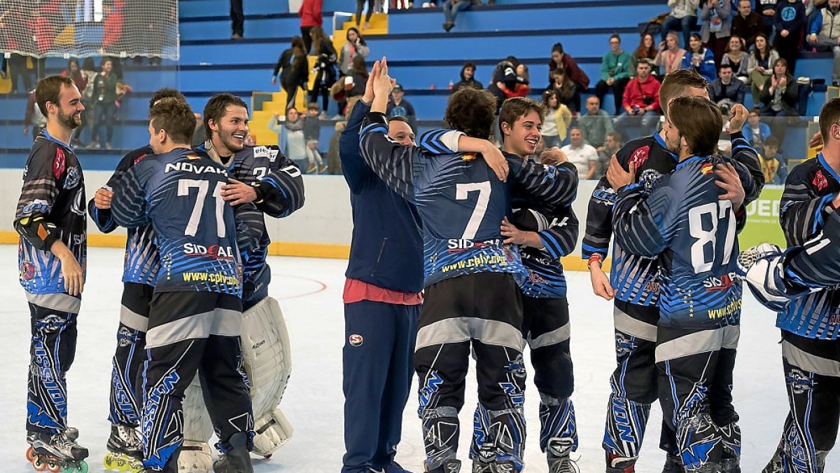 La plantilla del CPLV celebra el título conquistado el pasado año en Canterac. M.Á. SANTOS
