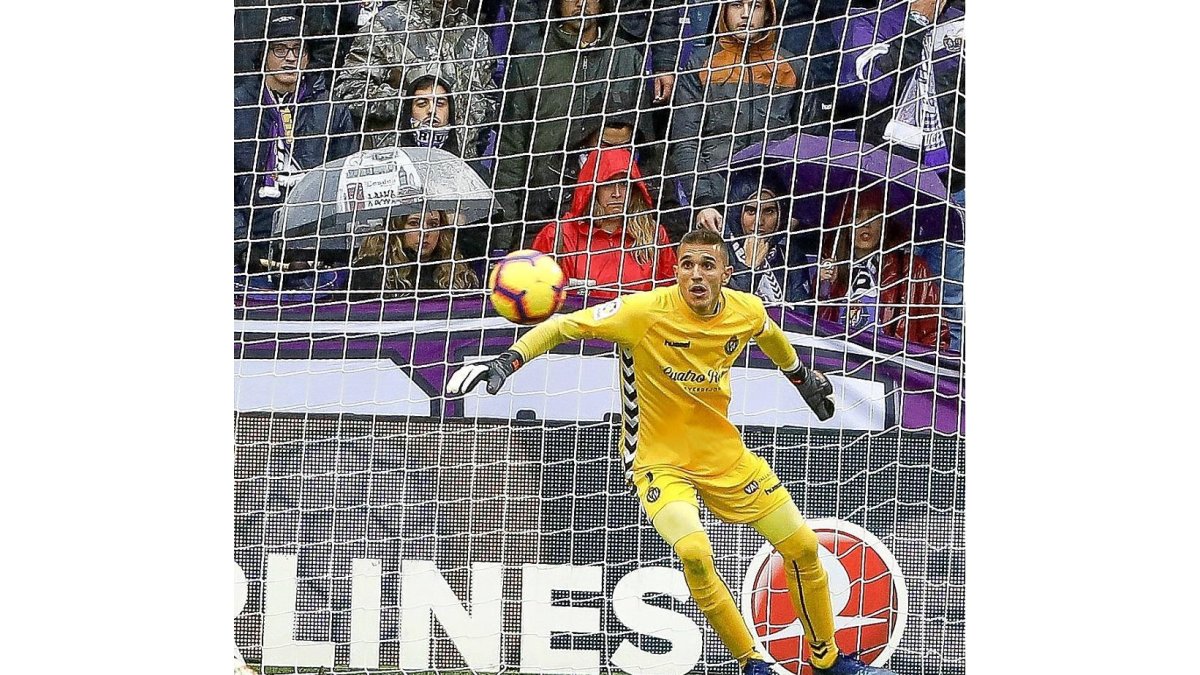 Jordi Masip observa el balón antes de intentar pararlo, en un partido de la última Liga.-J.M. LOSTAU