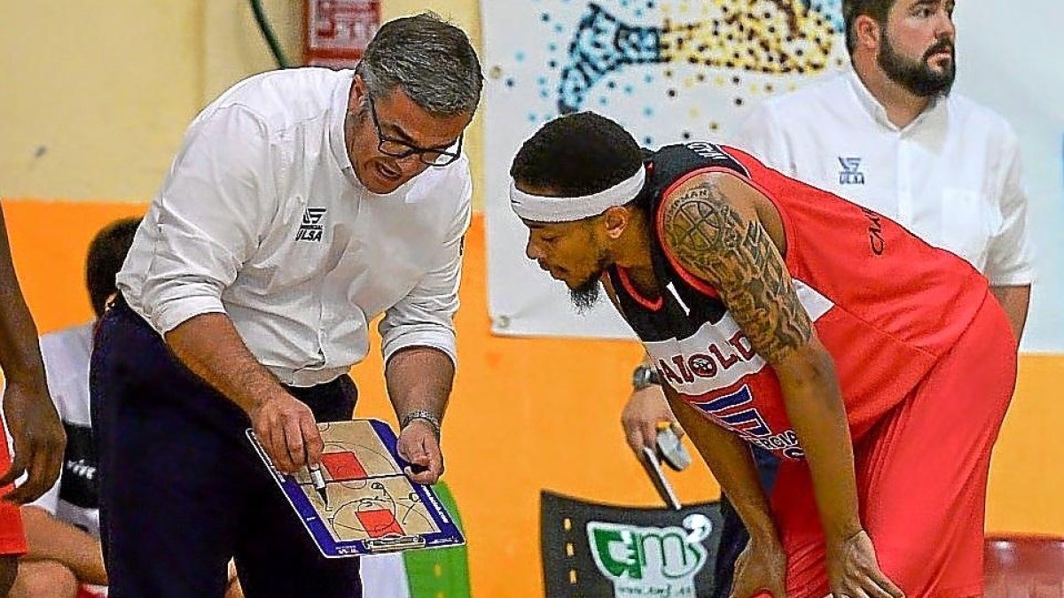 Pizarra en mano, Paco García, explica un movimiento a su jugador Wade-Chatman-LOF